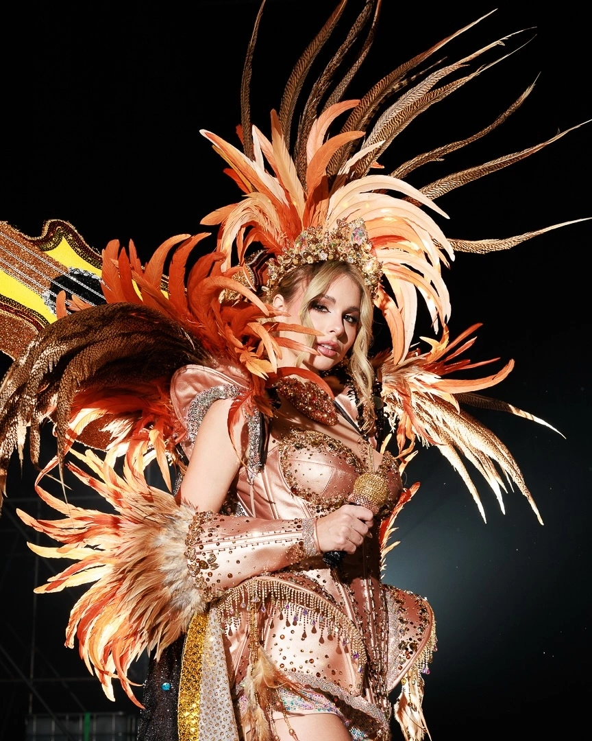 Trang phục dân tộc đa sắc màu của thí sinh Miss Universe